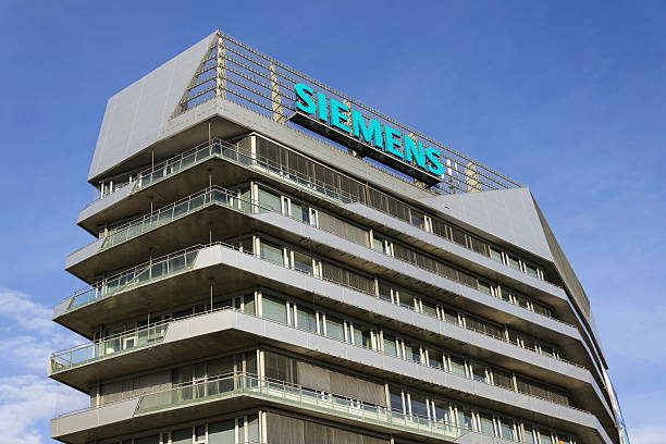 logotipo de la empresa siemens en la sede checa - architecture blue bohemia built structure fotografías e imágenes de stock