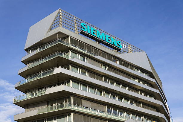 logo dell'azienda siemens nella sede centrale ceca - architecture blue bohemia built structure foto e immagini stock
