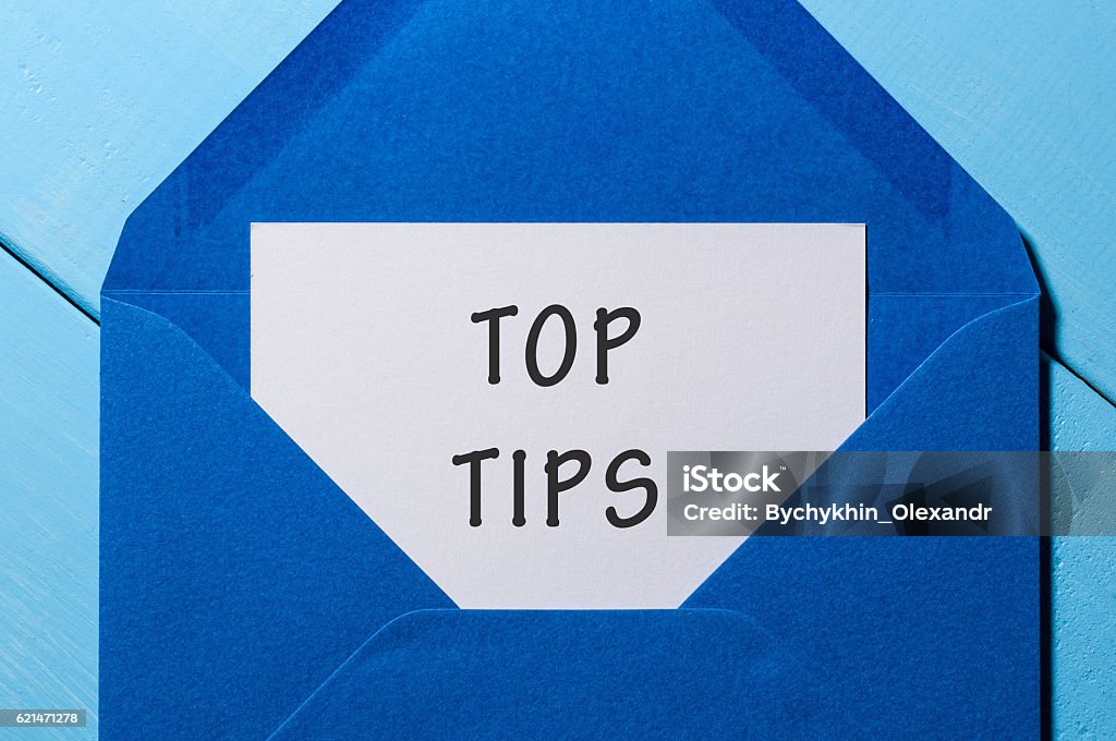 Texte TOP CONSEILS sur papier dans une enveloppe bleue. Concept d’entreprise - Photo de Conseil libre de droits