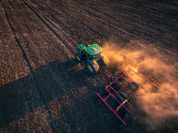 aytos,bulgaria - 05 settembre 2016: trattore john deere, campo - editorial horizontal farmer occupation foto e immagini stock