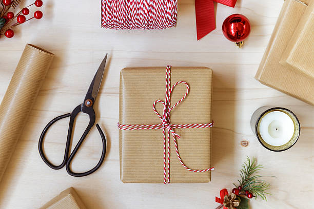 cadeaux de noël enveloppés dans du papier kraft attaché avec de la ficelle - wrapped package string box photos et images de collection
