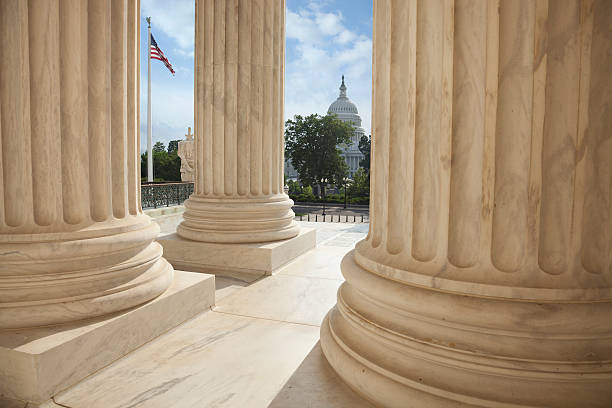 kolumny sądu najwyższego z amerykańską flagą i kapitolem usa - us supreme court zdjęcia i obrazy z banku zdjęć