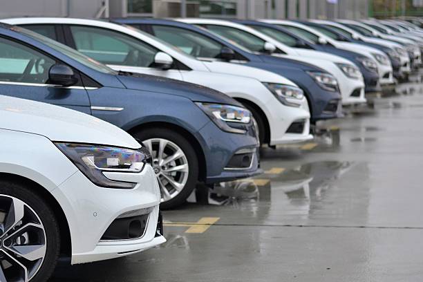 coches compactos modernos en el aparcamiento - fleet of vehicles fotografías e imágenes de stock