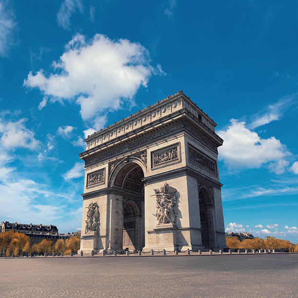 arc de triumph in paris an einem hellen tag - siege of paris stock-fotos und bilder