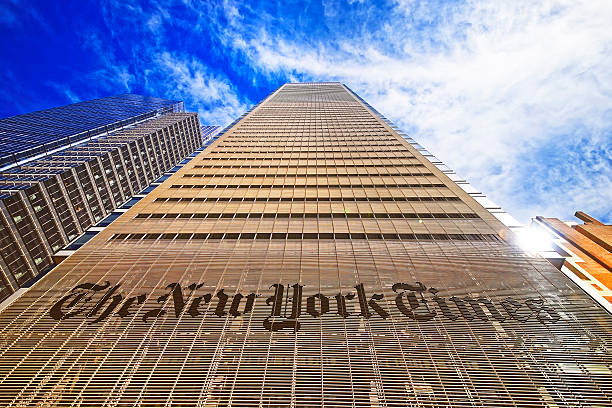 das zeitungsgebäude der new york times in midtown manhattan - times up stock-fotos und bilder