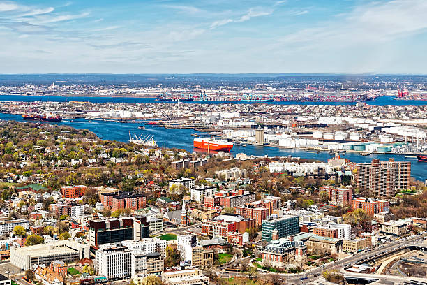 staten island e armazenamento de petróleo em bayonne - new jersey usa commercial dock cityscape - fotografias e filmes do acervo