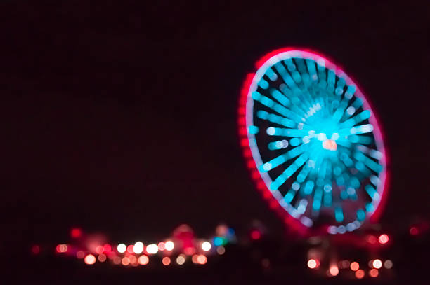 grande roue dans le parc d’attractions - ferris wheel wheel blurred motion amusement park photos et images de collection