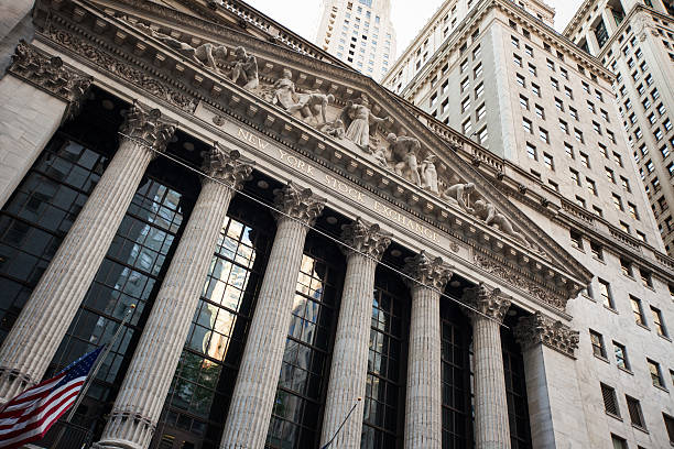 new york stock exchange gebäude in new york city - wall street new york stock exchange american flag manhattan financial district stock-fotos und bilder