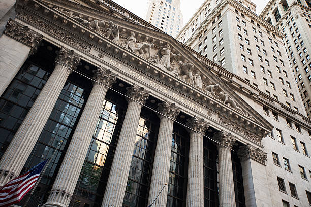 edificio de la bolsa de valores de nueva york en la ciudad de nueva york - editorial manhattan horizontal outdoors fotografías e imágenes de stock
