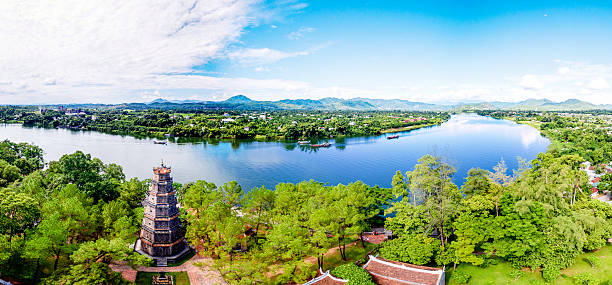 thien mu pagode, hue, vietnam vom himmel - hue stock-fotos und bilder