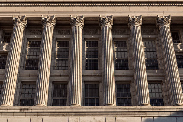 классические мраморные колонны - corinthian courthouse column legal system стоковые фото и изображения