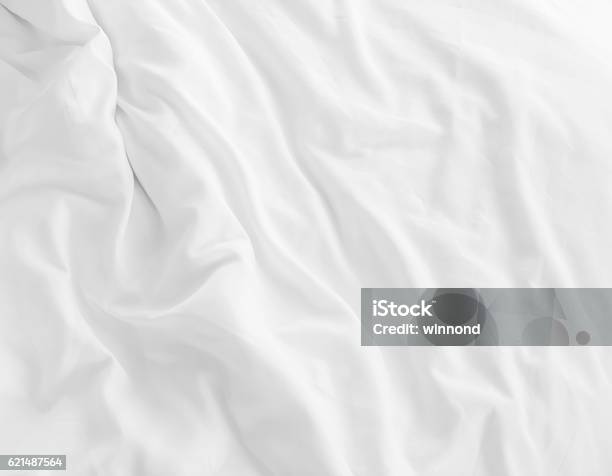 Weiße Bettwäsche Stockfoto und mehr Bilder von Bett - Bett, Textilien, Texturiert