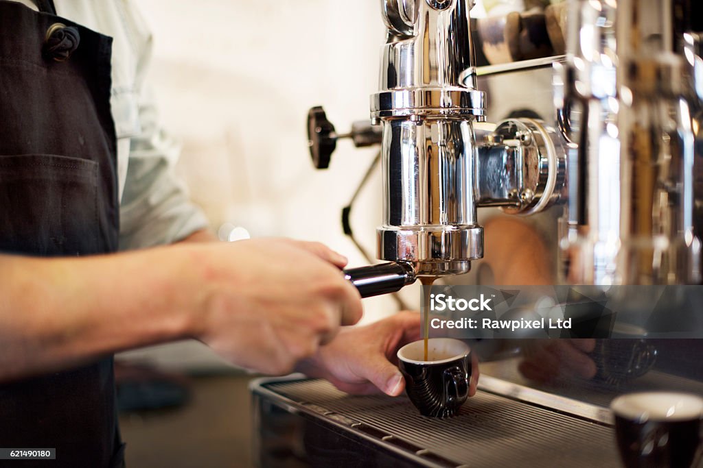 Kaffeemaschine Barista Grinder Steam Cafe Konzept - Lizenzfrei Arbeiten Stock-Foto