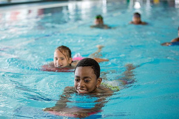plavání s kick boardem - tělocvična rekreační zařízení fotky - stock snímky, obrázky a fotky