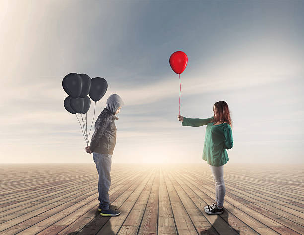 une jeune femme donne un ballon rouge - men giving balloon women photos et images de collection