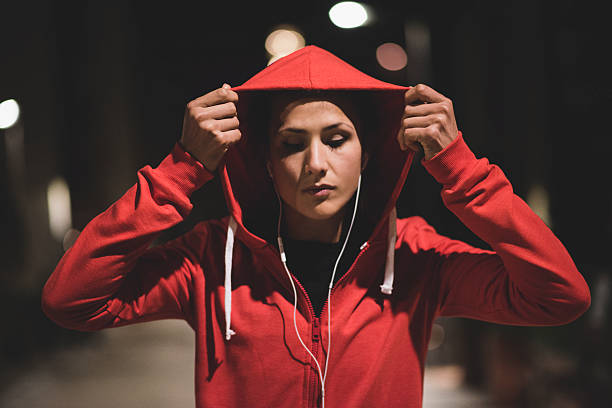 joven atleta que comienza su entrenamiento por la noche - capucha fotografías e imágenes de stock