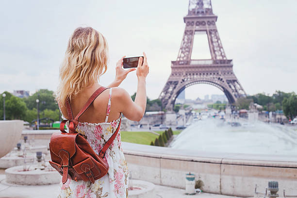 turista tomando foto de la torre eiffel en parís - destinos turísticos fotos fotografías e imágenes de stock