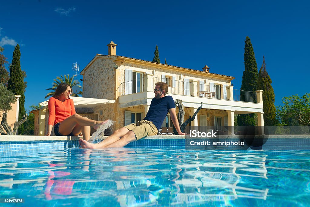 glückliches Paar enjyoing ihren Urlaub auf spanischer Finca - Lizenzfrei Wohnhaus Stock-Foto