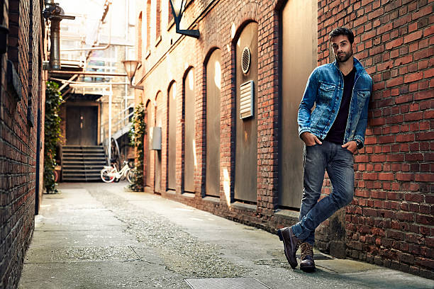 hombre de pie en la calle con mezclilla, retrato - chaqueta tejana fotografías e imágenes de stock