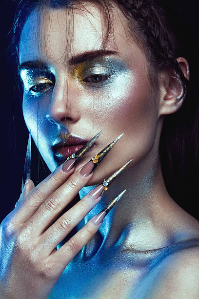 garota bonita com maquiagem criativa de ouro e prata glitter - silver exoticism fashion model human face - fotografias e filmes do acervo
