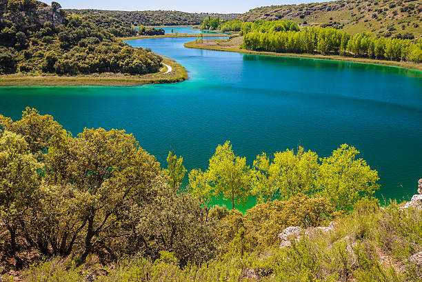 conceja lagoon, ruidera natural park, castilla la mancha (spain) - provincia de albacete fotografías e imágenes de stock