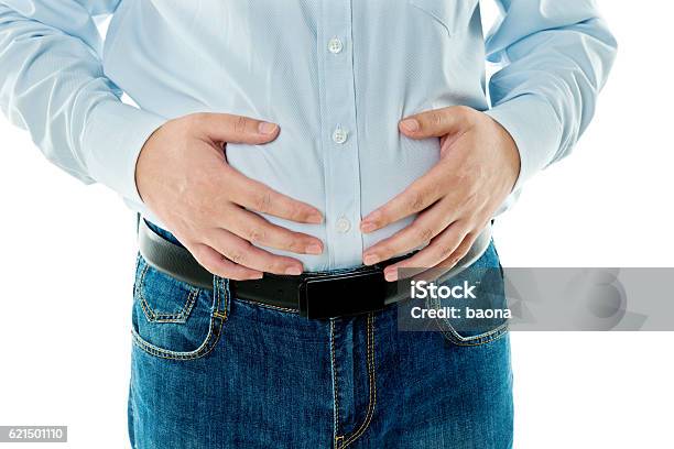 Nahaufnahme Des Übergewichtigen Mannes Der Seinen Magen Hält Stockfoto und mehr Bilder von Abnehmen