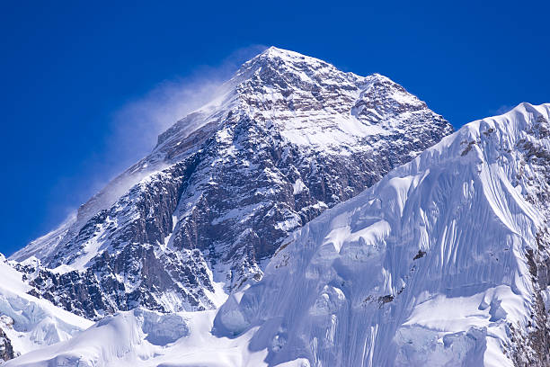 istock closed up view of Everest peak from Gorak Shep. 621501680