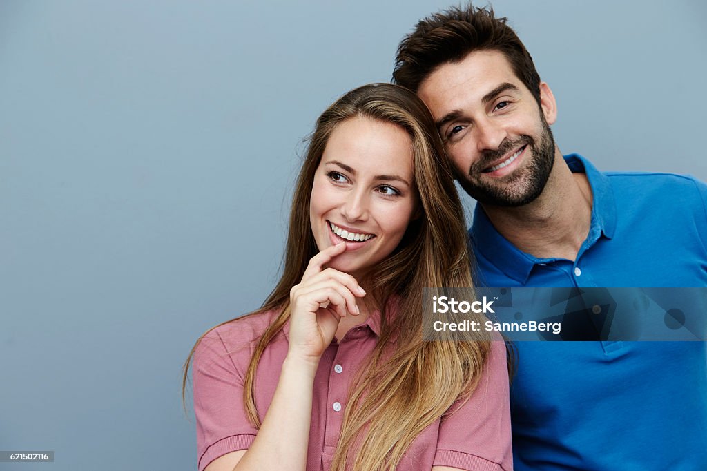 Pareja De Polo Sonrientes En El Estudio Foto de stock y más banco de imágenes de Parejas - Parejas, Fondo con color, Foto de estudio - iStock Pareja De Polo Sonrientes En El Estudio Foto de stock y más banco de imágenes de Parejas - Parejas, Fondo con color, Foto de estudio - iStock