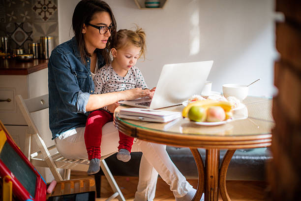 mama pracuje z domu - child little girls lifestyle babies and children zdjęcia i obrazy z banku zdjęć