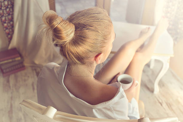 mujer bebiendo café en un momento mágico de tranquilidad - tea women beauty pampering fotografías e imágenes de stock