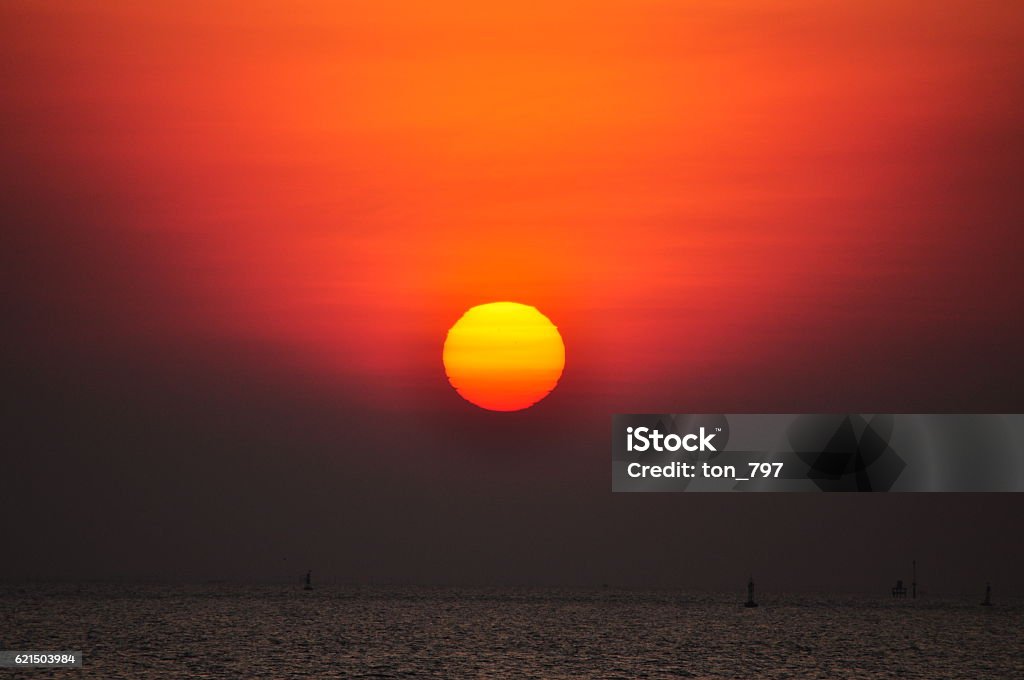 crépuscule dans la mer - Photo de Aube libre de droits