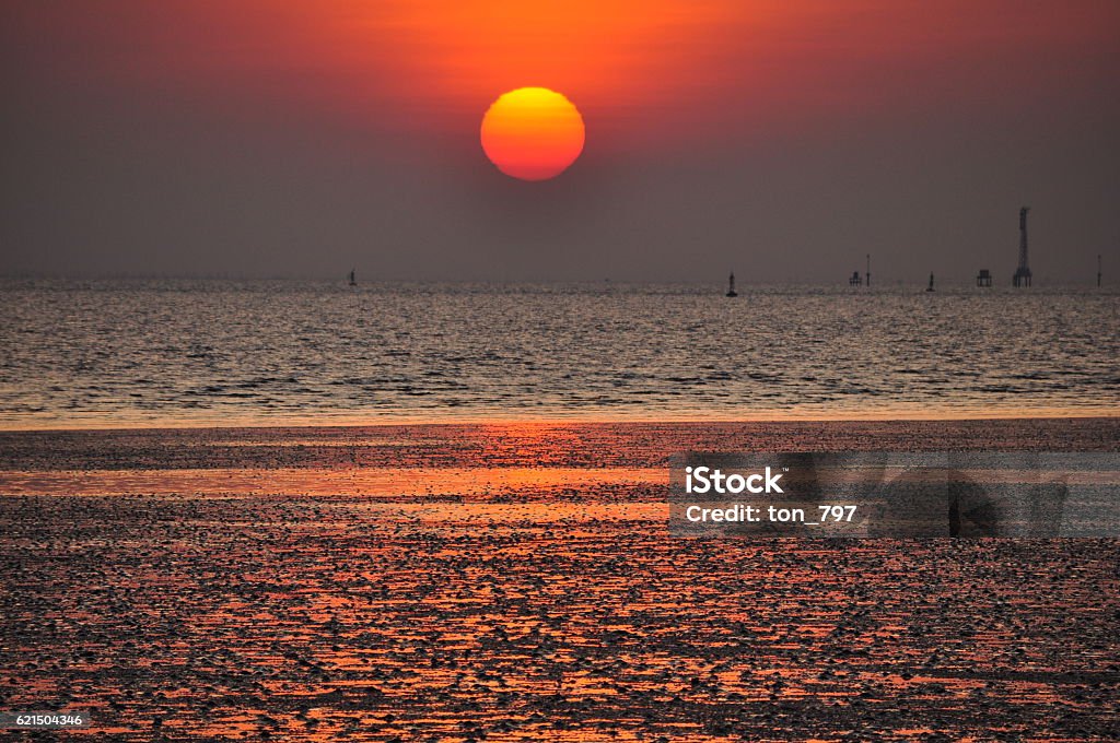 crépuscule dans la mer - Photo de Aube libre de droits