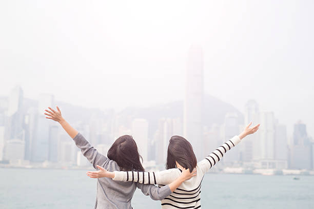 dos mujeres se sienten libres - teenager team carefree relaxation fotografías e imágenes de stock