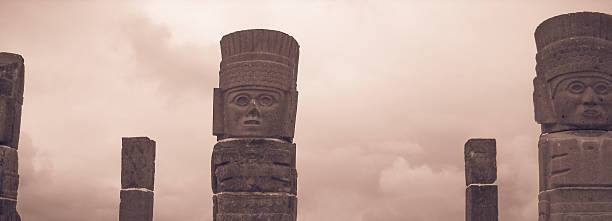 Atlantean figures at the top of the pyramid Atlantean figures at the top of the pyramid in Tula de Allende. Mexico xxi stock pictures, royalty-free photos & images