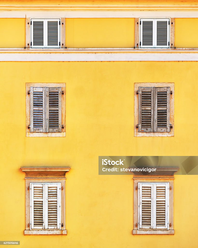 Façade du bâtiment et vieilles fenêtres avec volets en bois classiques bli - Photo de Abstrait libre de droits