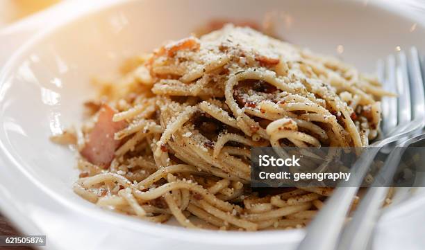 Photo libre de droit de Spaghetti Carbonara Avec Un Bacon banque d'images et plus d'images libres de droit de Bacon - Bacon, Bol et saladier, Cuisine italienne