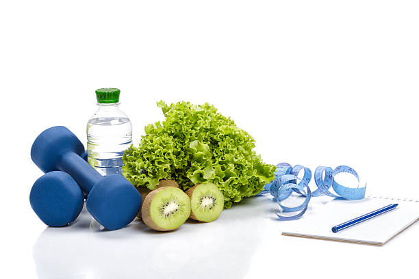 здоровое питание, диета и детоксикация. гантели, киви воды - leaf vegetable planning food healthy eating стоковые фото и изображения