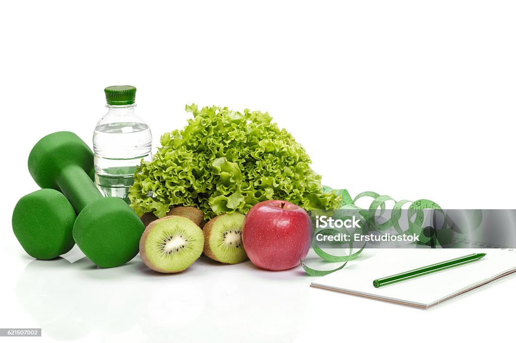 gesunde Ernährung, Ernährung und Entgiftung. Hanteln, Kiwiwasser - Lizenzfrei Weißer Hintergrund Stock-Foto