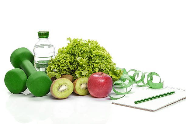 gesunde ernährung, ernährung und entgiftung. hanteln, kiwiwasser - weights dieting apple healthy eating stock-fotos und bilder