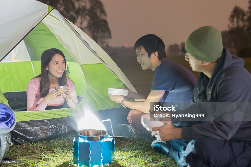 le persone sono in campeggio - Foto stock royalty-free di Adolescente