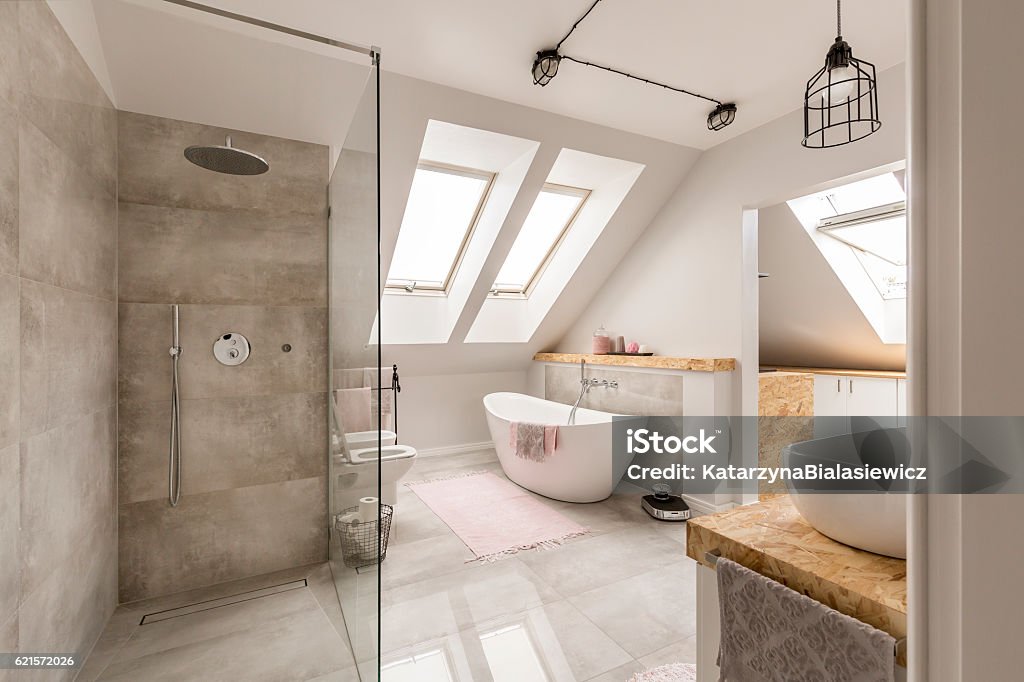 Modernes Badezimmermit minimalistischer Dusche - Lizenzfrei Badezimmer Stock-Foto