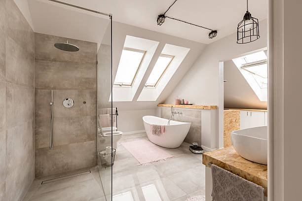 interior de baño moderno con ducha minimalista - cuarto de baño fotografías e imágenes de stock