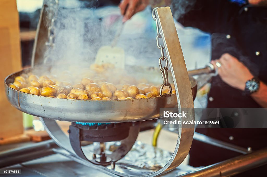 Pommes de terre fraîches frites dans une casserole avec une recette italienne. - Photo de Aliment libre de droits