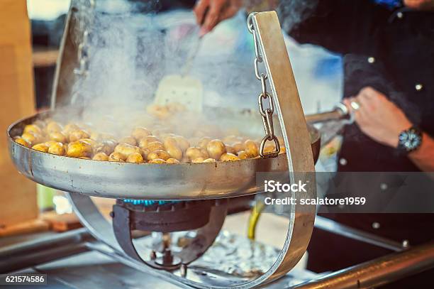 Photo libre de droit de Pommes De Terre Fraîches Frites Dans Une Casserole Avec Une Recette Italienne banque d'images et plus d'images libres de droit de Aliment