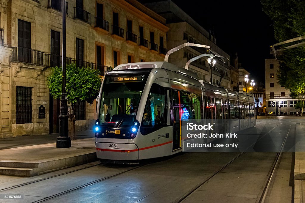 Tramway moderne dans le centre-ville historique de Séville la nuit - Photo de Accessibilité aux personnes handicapées libre de droits