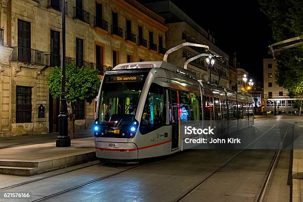 Photo libre de droit de Tramway Moderne Dans Le Centreville Historique De Séville La Nuit banque d'images et plus d'images libres de droit de Accessibilité aux personnes handicapées