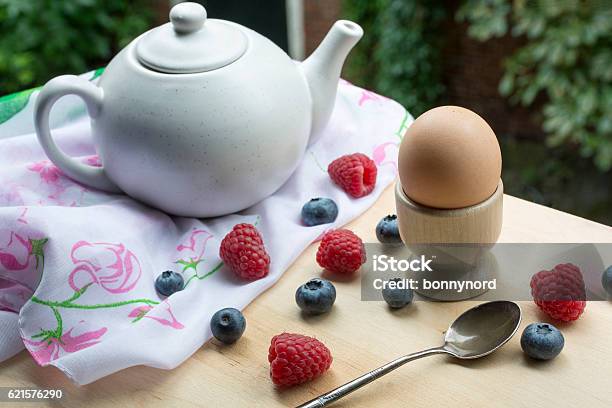 Photo libre de droit de Petit Déjeuner Sur La Table Avec Théière Blanche Œuf Et Baies banque d'images et plus d'images libres de droit de Aliment