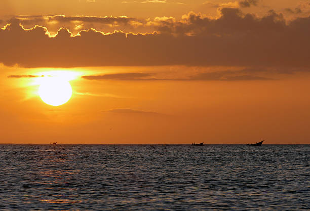 istock Incredibly beautiful sunset on the azure ocean 621576314