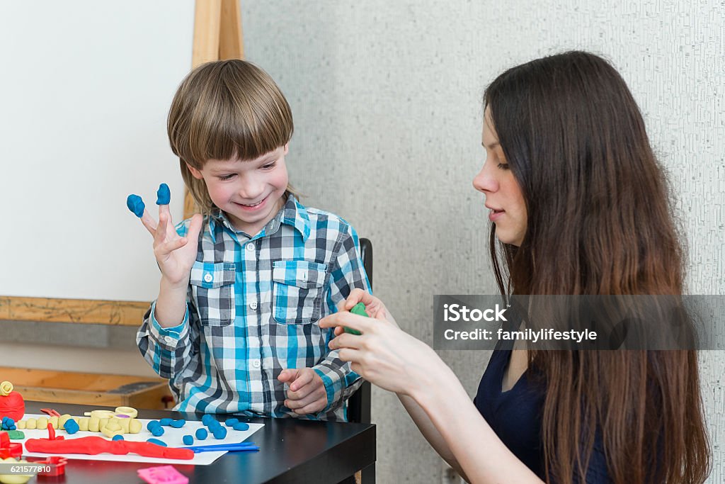 enfant enfant garçon et mère jouent de l’argile colorée - Photo de Activité libre de droits