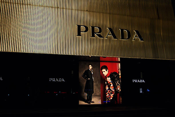 magasin prada - clothing store store prada outdoors photos et images de collection